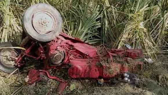 ट्रैक्टर खेत मे पलटकर तीन हिस्सो मे टूटा