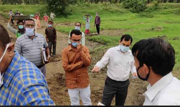 मुख्य विकास अधिकारी नेे औचक निरीक्षण में इंटरलाॅकिंग और मनरेगा के कार्य संतोषजनक नहीं पाये जाने पर लगाई फटकार