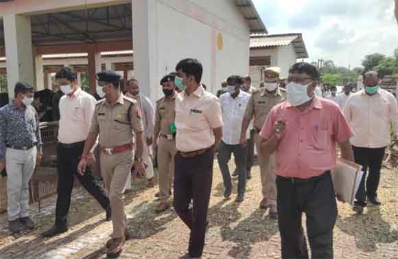 पुलिस और प्रशासनिक अधिकारी प्रतिदिन जनससमयाओं की सुनवाई करें- जिलाधिकारी