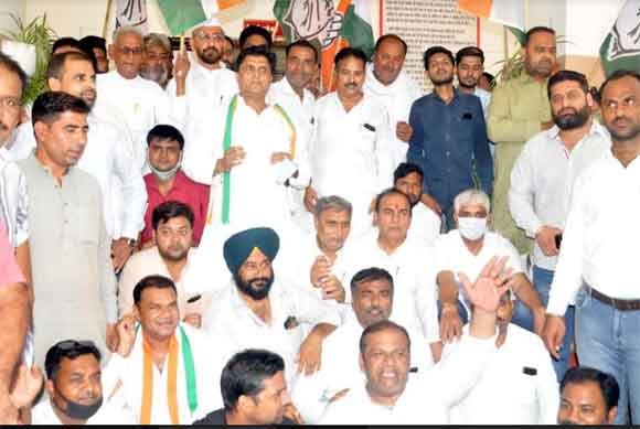 जनविरोधी नीतियों के खिलाफ जिला मुख्यालय पर गरजे कांग्रेसजन, सौंपा ज्ञापन