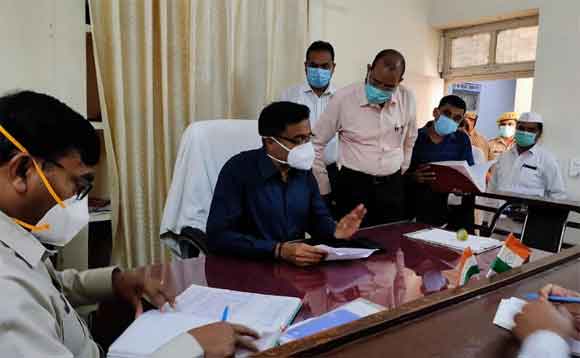 10 बड़े बकायेदारों के विरूद्ध कार्यवाही न करने, लेखपालों की विभागीय कार्यवाही की पत्रवालियों को लम्बित रखने पर मण्डलायुक्त ने लगाई फटकार