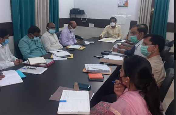 यमुना नदी पर अवैध कब्जों को तत्काल हटवाया जाए – मण्डलायुक्त