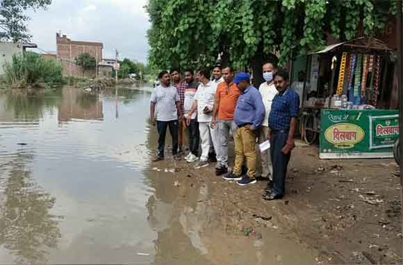 गांव मुकरबा में गत दिनों पूर्व हुई बारिश के कारण भारी जलभराव