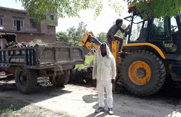ग्राम साखन के प्रधान ने गांव में चलाया सफाई अभियान
