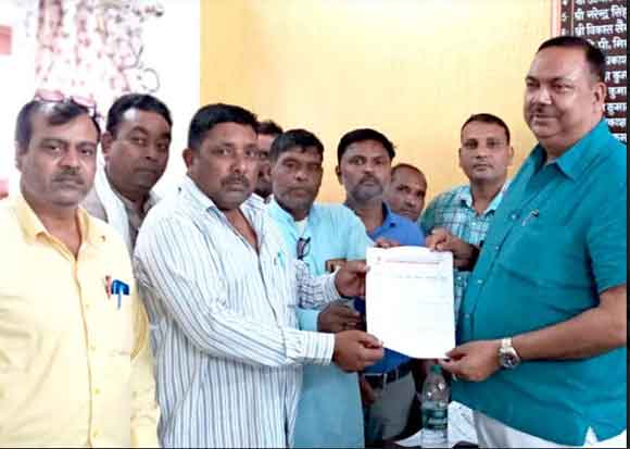 उत्तर प्रदेशीय सफाई कर्मचारी संघ ने विभिन्न मांगो को लेकर अधिशासी अधिकारी को सौपा ज्ञापन