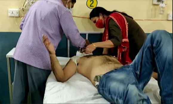अनियंत्रित बाइक सड़क पर पलटने से चिकित्सक व अन्य घायल