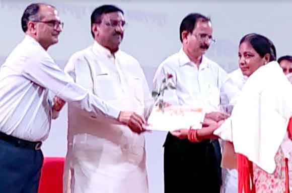 अध्यापिका अन्नू कथूरिया को सम्मानित किये जाने पर पंजाबी समाज ने हर्ष जताया