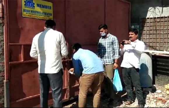 आवासीय कालोनी में चल रही फैक्ट्री को प्रशासिनक टीम ने किया सील