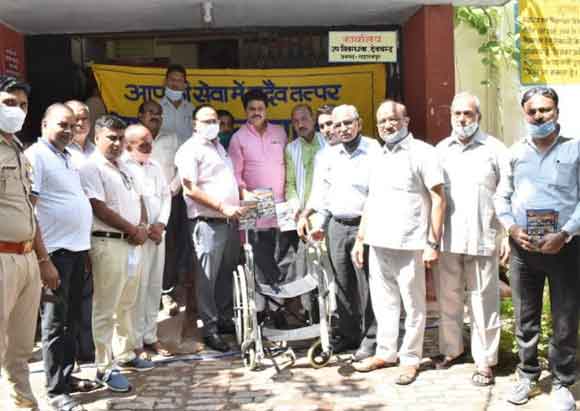 मानव कल्याण मंच ने उपनिबंधक कार्यालय को व्हील चेयर भेंट की