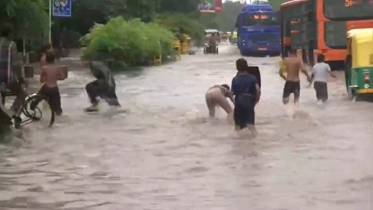 झमाझम बारिश से डूबी दिल्ली, सड़क-अंडरपास-एयरपोर्ट… सब हुए जलमग्न