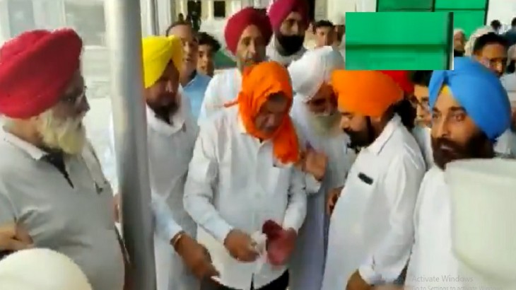 पंज प्यारे के बयान पर हरीश रावत ने गुरुद्वारे में जूते किए साफ