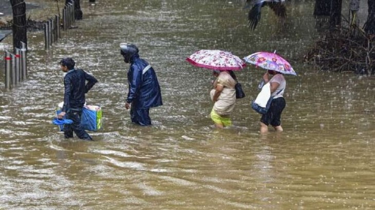 महाराष्ट्र : पिछले 48 घंटों में भारी बारिश से 37 लोगों की मौत, 2121 गांव डूबे
