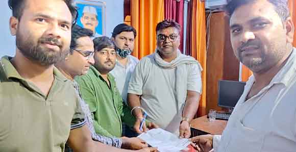 सभासद ने विधुत एक्सईएन को प्रार्थना पत्र देकर टूटे बिजली खम्भें को बदलने की मांग की।