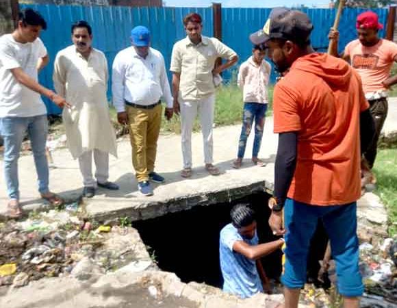 कम्पनी ने नालो के स्लेब व ठक्कन लगाने का कार्य किया आरंभ