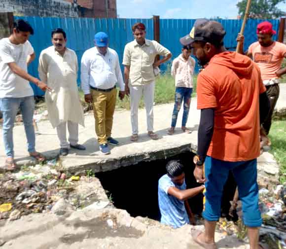 कम्पनी ने नालो के स्लेब व ठक्कन लगाने का कार्य किया आरंभ