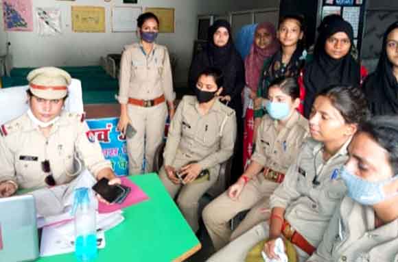 पुलिस ने दी महिलाओं को सरकारी योजनाओं की जानकारी