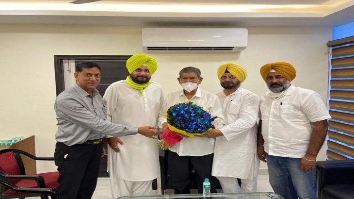 पंजाब कांग्रेस अध्यक्ष नवजोत सिंह सिद्धू ने हरीश रावत से की मुलाकात