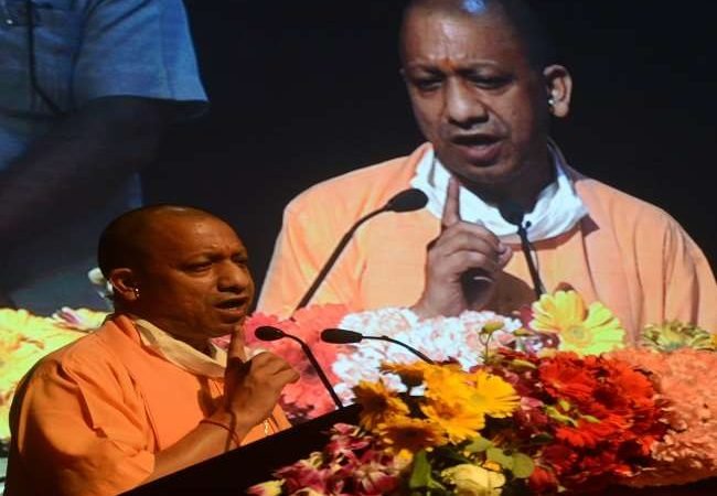 CM योगी आदित्यनाथ बोले- निजी स्कूल में पढ़ रही दो बहनों में से एक की फीस माफ करने की व्यवस्था करने की योजना