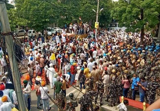 Live: किसानों और सुरक्षा बलों के बीच तनातनी, बैरिकेड्स तोड़ करनाल में सीएम और यमुनानगर में शिक्षामंत्री के आवास पहुंचे आंदोलनकारी