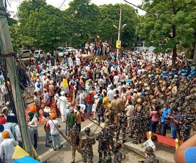 Live: किसानों और सुरक्षा बलों के बीच तनातनी, बैरिकेड्स तोड़ करनाल में सीएम और यमुनानगर में शिक्षामंत्री के आवास पहुंचे आंदोलनकारी
