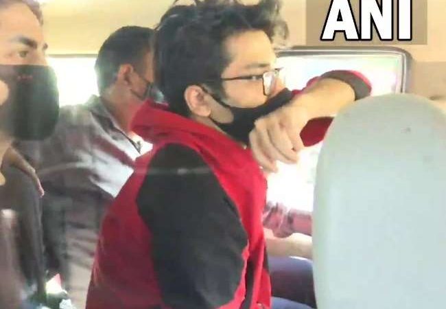 एनसीबी ने शाहरुख खान के बेटे आर्यन खान समेत तीन को किया गिरफ्तार, अब कोर्ट में होगी पेशी