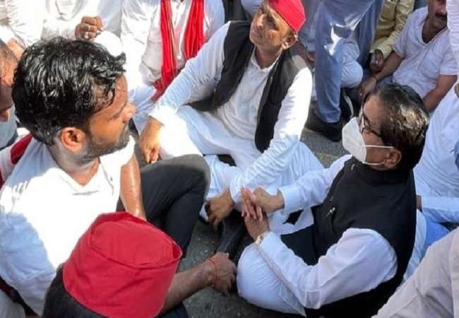 LIVE: लखीमपुर में उपद्रव व हिंसा के बाद अब विपक्ष की सियासत तेज, लखनऊ में घर के बाहर धरने पर बैठे अखिलेश यादव