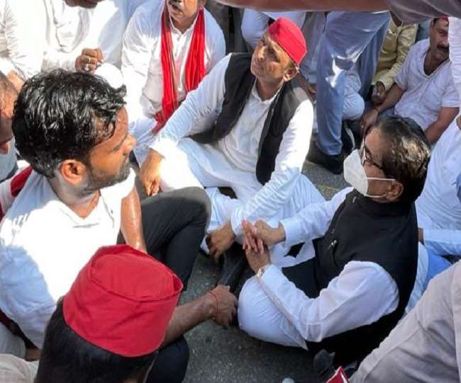 LIVE: लखीमपुर में उपद्रव व हिंसा के बाद अब विपक्ष की सियासत तेज, लखनऊ में घर के बाहर धरने पर बैठे अखिलेश यादव