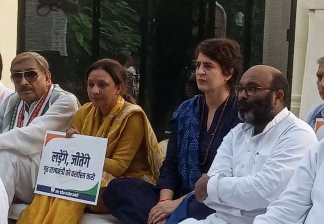 लखनऊ में प्रियंका गांधी वाड्रा का मौन व्रत शुरू, कहा-केंद्रीय गृह राज्यमंत्री की बर्खास्तगी तक चुप नही बैठूंगी