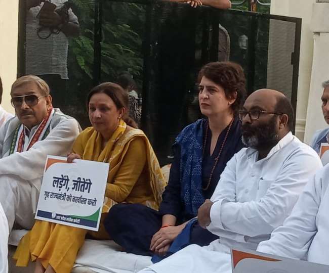 लखनऊ में प्रियंका गांधी वाड्रा का मौन व्रत शुरू, कहा-केंद्रीय गृह राज्यमंत्री की बर्खास्तगी तक चुप नही बैठूंगी