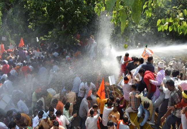 छठ पूजा मनाने पर प्रतिबंध के खिलाफ भाजपा का प्रदर्शन, मनोज तिवारी को लगी चोट