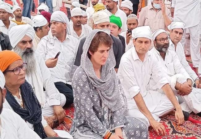 लखीमपुर खीरी के तिकुनिया में अंतिम अरदास में किसान नेताओं ने प्रियंका गांधी को मंच से संबोधन करने से रोका