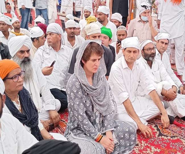 लखीमपुर खीरी के तिकुनिया में अंतिम अरदास में किसान नेताओं ने प्रियंका गांधी को मंच से संबोधन करने से रोका