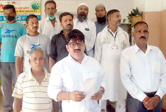 जिलाधिकारी से लगाई अवैध ढुलान वाहनों पर प्रतिबंध की गुहार