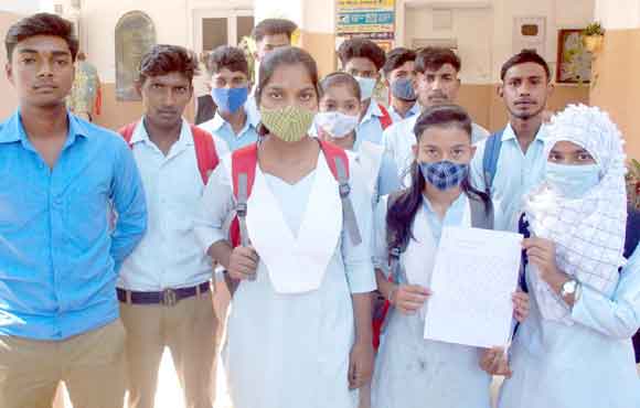 बोर्ड परीक्षा फीस जमा न करने के मामले में डीआईओएस से मिले छात्र-छात्राएं