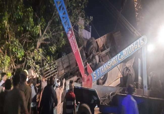 गाजियाबाद में भाटिया मोड़ पर फ्लाईओवर से नीचे गिरी बस, एक की मौत; 9 लोग घायल