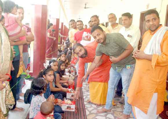 श्रद्धालुओं ने कन्या पूजन कर प्रदान किए उपहार