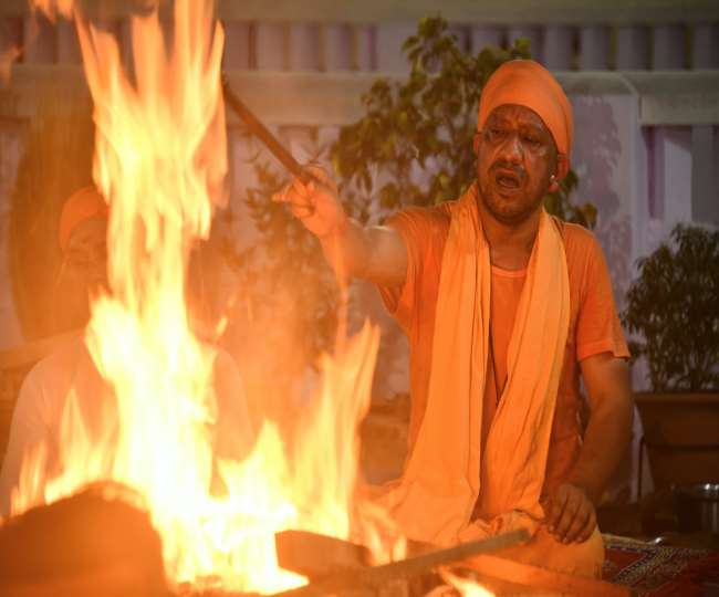 CM Yogi Adityanath in Gorakhpur: महानिशा पूजा कर सीएम योगी आदित्यनाथ ने दी सात्विक बलि