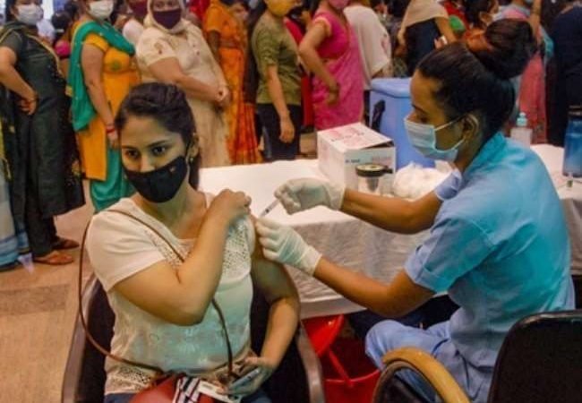 100 करोड़ टीकाकरण के लक्ष्य के करीब पहुंचा भारत, जानें वैक्सीनेशन को लेकर क्या रहीं चुनौतियां