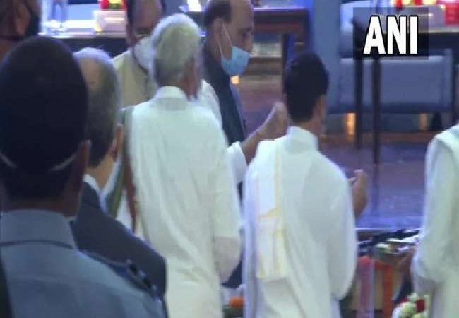 विजयदशमी पर रक्षा मंत्री राजनाथ सिंह ने DRDO में की शस्त्र पूजा, एनएसए अजीत डोभाल भी हुए शामिल