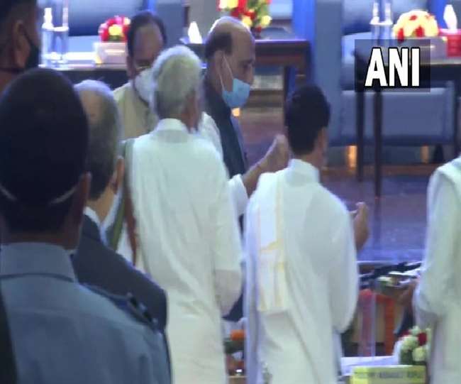 विजयदशमी पर रक्षा मंत्री राजनाथ सिंह ने DRDO में की शस्त्र पूजा, एनएसए अजीत डोभाल भी हुए शामिल