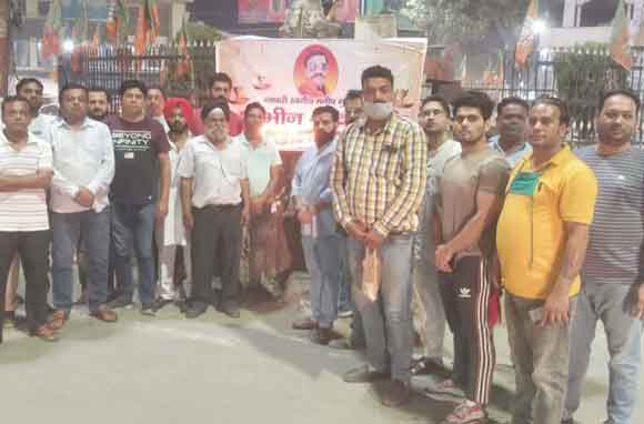 व्यापारियों ने कैंडल मार्च निकालकर दी मृतक मनीष भावभीनी श्रद्धांजलि