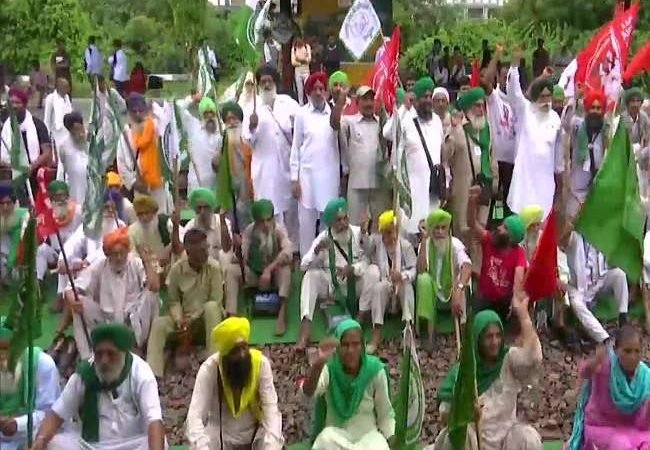 किसानों का रेल रोको आंदोलन जारी, टिकैत बोले- लोगों को पता है कहां रोकनी है ट्रेन