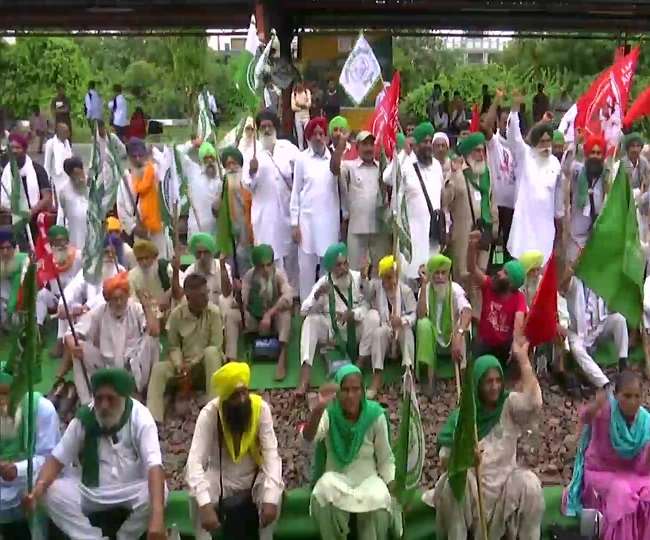 किसानों का रेल रोको आंदोलन जारी, टिकैत बोले- लोगों को पता है कहां रोकनी है ट्रेन