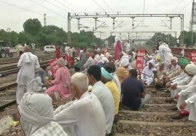 पंजाब, हरियाणा में किसानों ने रोकी रेल, यूपी में पीएससी की 160 कंपनी तैनात