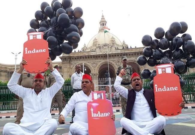 उत्तर प्रदेश विधानसभा का एकदिनी विशेष सत्र आज, समाजवादी पार्टी व कांग्रेस का विरोध प्रदर्शन