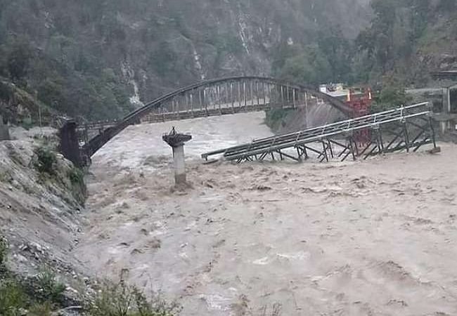 उत्‍तराखंड में 24 लोगों की मौत, रामनगर के रिजॉर्ट में कोसी नदी का पानी घुसने से सौ लोग फंसे