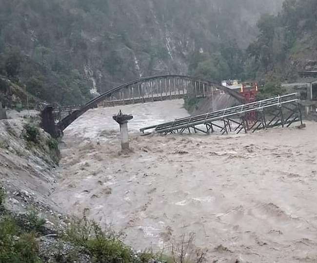 उत्‍तराखंड में 24 लोगों की मौत, रामनगर के रिजॉर्ट में कोसी नदी का पानी घुसने से सौ लोग फंसे