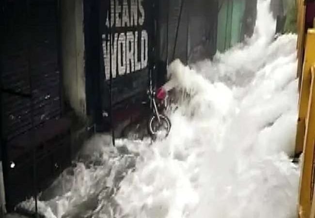 देशभर के कई राज्‍यों में भारी बारिश और भूस्खलन से तबाही, अब तक 76 की मौत