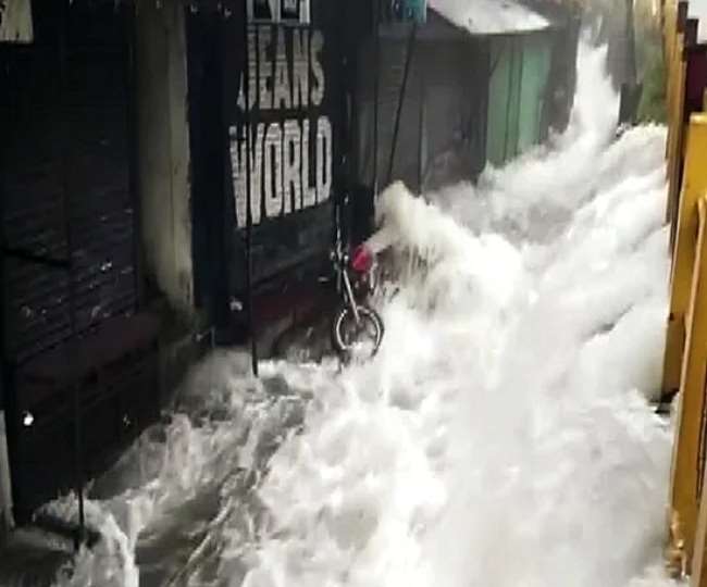 देशभर के कई राज्‍यों में भारी बारिश और भूस्खलन से तबाही, अब तक 76 की मौत