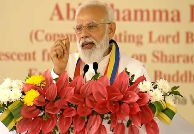 LIVE PM Modi Kushinagar Visit: प्रधानमंत्री ने भेंट किया चीवर, बोले- बुद्ध के संदेश पूरी मानवता के कल्याण के लिए